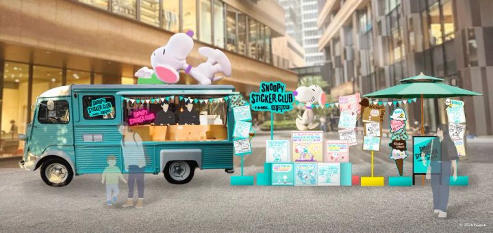 水色のロゴ看板とショーケース什器が並ぶステッカー選びの会場