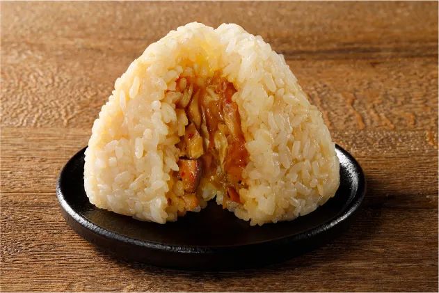 とりめしおにぎりを黒い小皿に盛り付けた様子