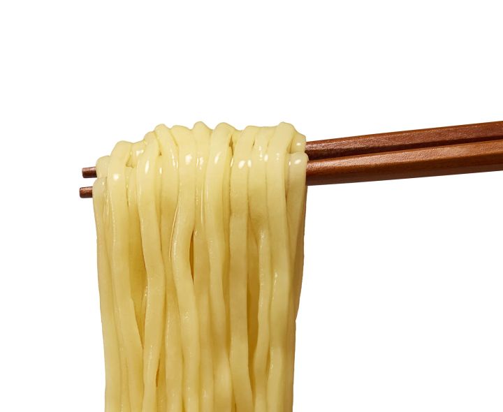 箸で持ち上げた生成り色のノンフライめん