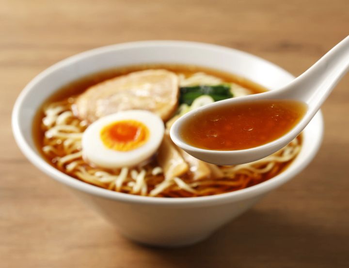 木目のテーブルに置かれた醤油味の調理イメージ