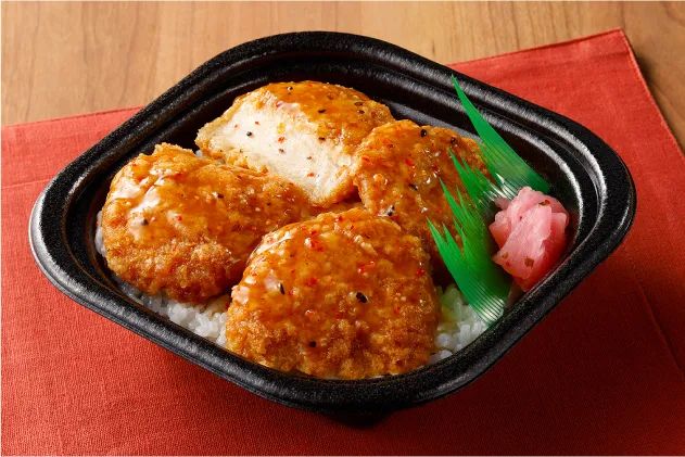 たれカツ丼のカツ4枚とごはんの盛り付け