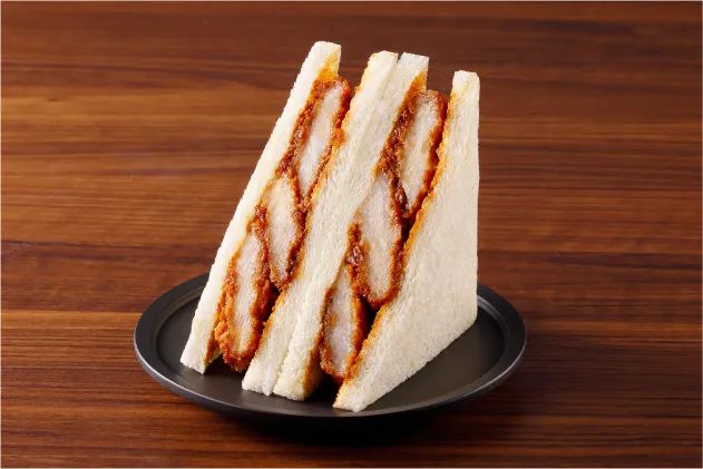 味噌カツサンドを2切れ黒皿に盛り付けた様子