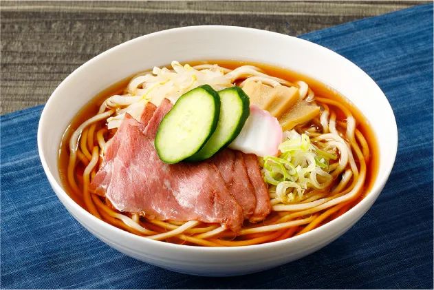 細めのストレート麺にきゅうりやかまぼこをのせた冷しらーめん