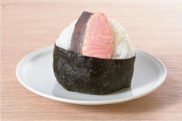 皮付きサーモンの切り身をのせた俵型おにぎり