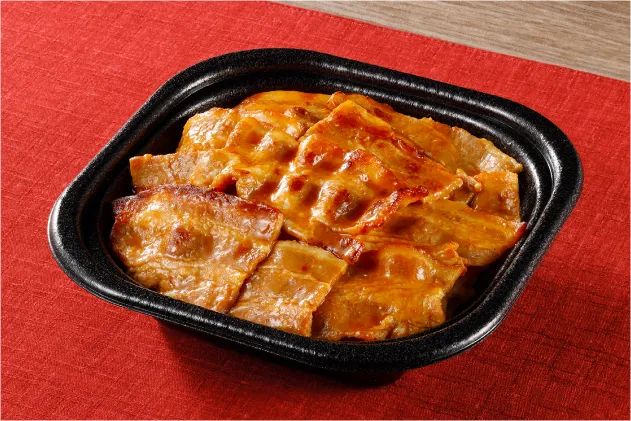 濃い赤茶色のたれが絡んだ豚焼肉をのせた丼