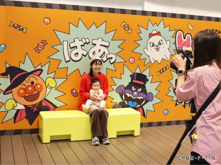 オレンジ色のハロウィーン壁面が広がるフォトブース
