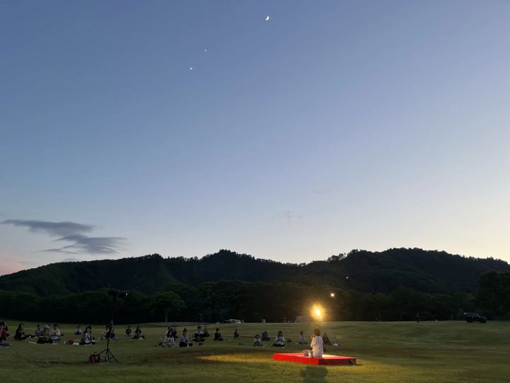 太陽礼拝「大地を感じるじかん」が行われる草地の様子