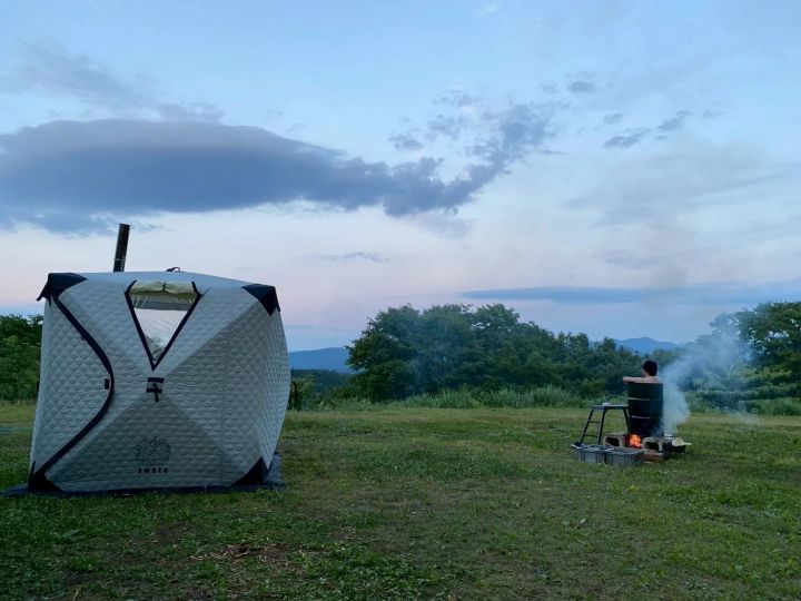 夕焼けの中に立つサウナテントAMBER