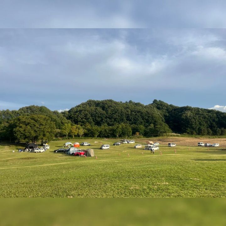 コールマンCAMP VILLAGEに広がるテントとキャンピングカー