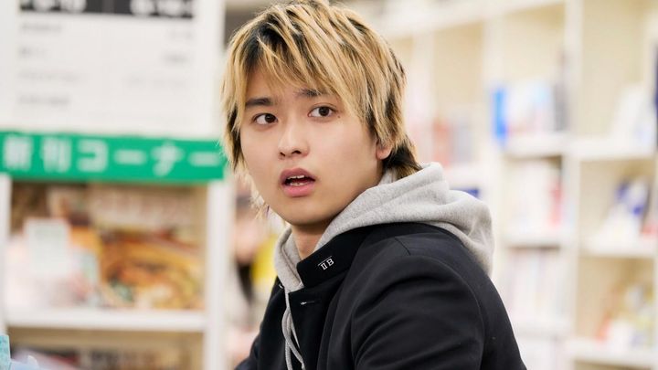夜ドラ「税金で買った本」第2回より ©️NHK