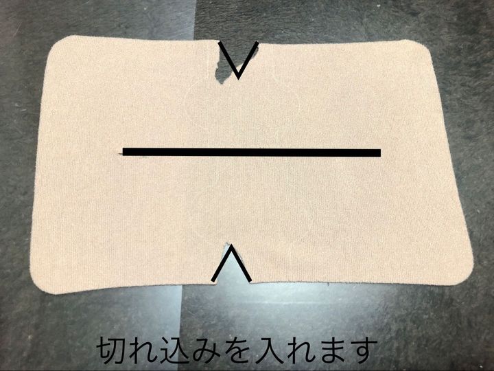 湿布に切れ込みを入れていました