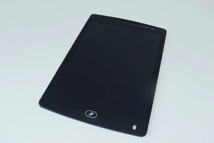 黒い電子メモパッド本体を斜め上から撮影。ペンが上部に収納されている