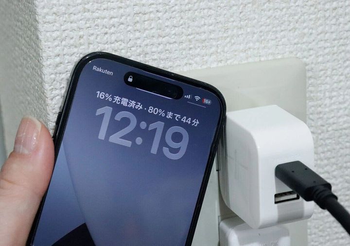 ダイソーの充電器でスマートフォンを充電中。画面に充電残量が表示されている