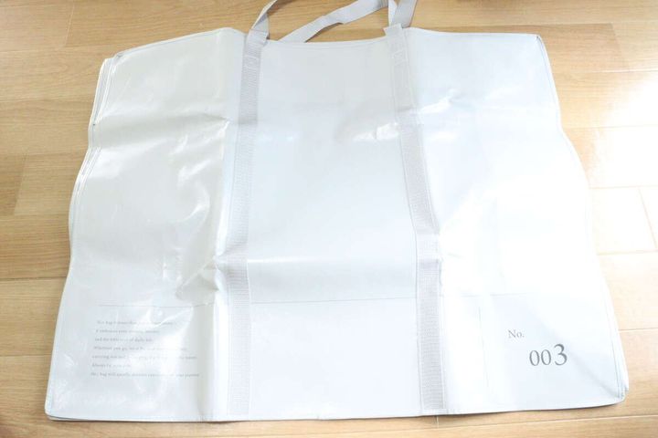 床に広げられたグレーのジッパー付バッグと持ち手