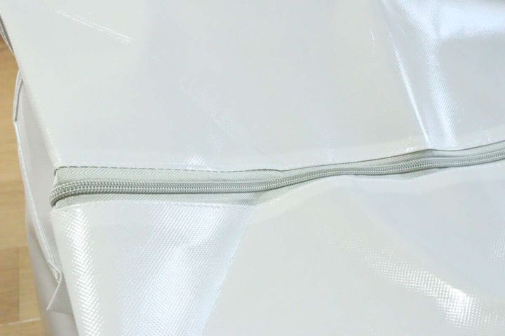 ジッパー付バッグの口を閉じるグレーのジッパー部分のクローズアップ