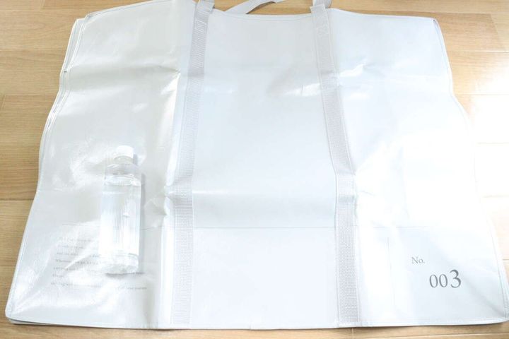 広げたバッグの横に置かれた500mlペットボトルでサイズ比較