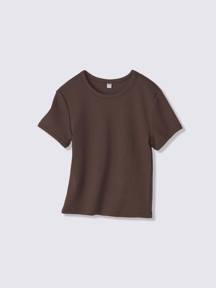 無地のブラウンの半袖リブクルーネックTシャツを平置きで撮影