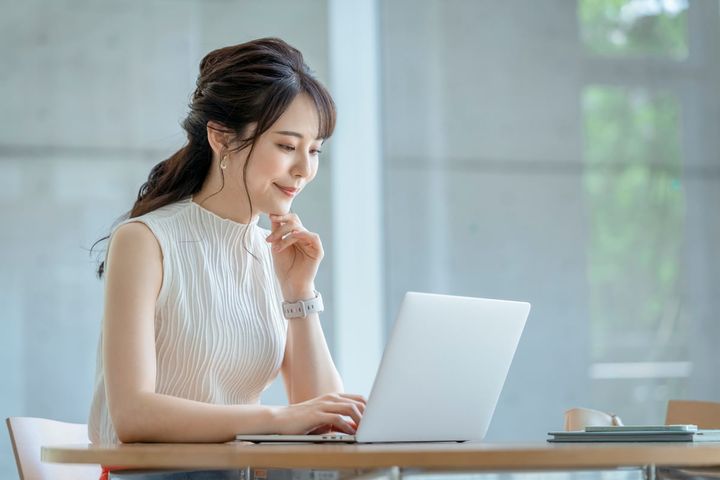 ノースリーブで出勤するのはマナー違反？（画像はイメージ）