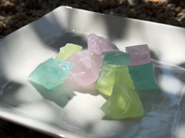 琥珀糖「出雲ハーブの雫」の盛り付け