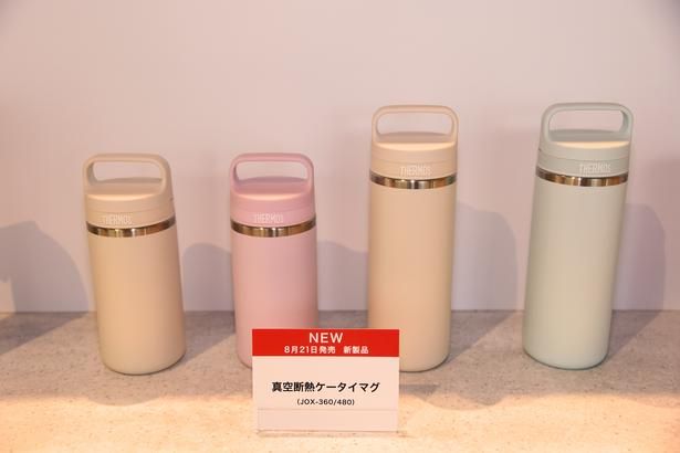 キャリーハンドルが特徴的な「真空断熱ケータイマグ(JOX-360/480)」 撮影：ソムタム田井