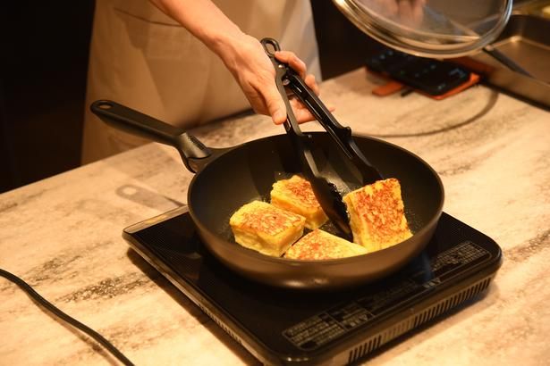 【写真を見る】「デュラブルプレミアムシリーズ」のフライパンで料理をするデモンストレーションも実施 撮影：ソムタム田井