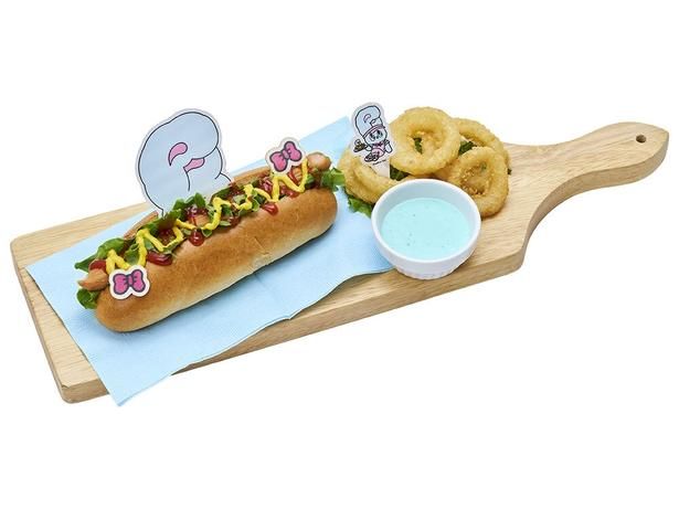 王道ホットドッグと水色ソースの組み合わせが目をひく「ブルーバニーのブルーソース付きクラシックドッグ」(1980円) (C)esther kim (C)CAPCOM