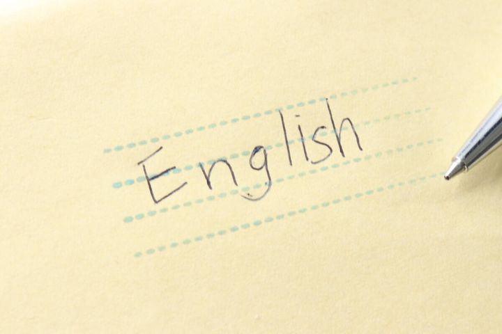 スタンプされた罫線の上にペンでEnglishと書かれている