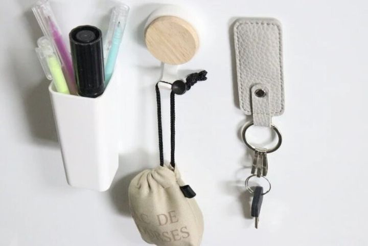 玄関ドアにマグネットで貼り付けられたキーホルダーと小物入れ