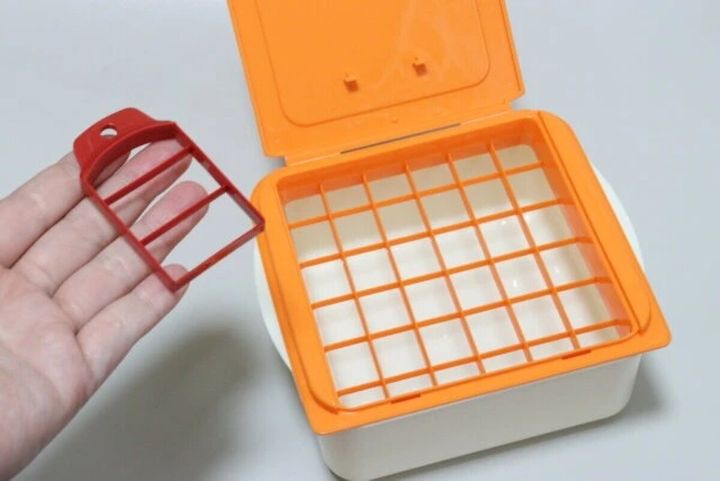 麻婆豆腐職人のオレンジ色の容器と豆腐カット用の赤いカッター