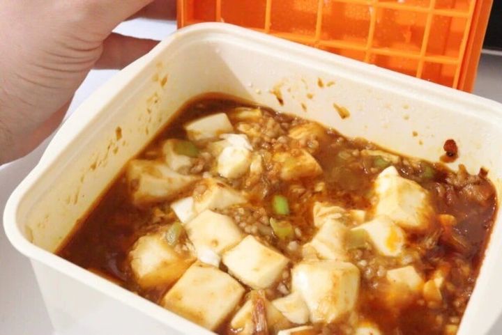 麻婆豆腐職人の容器に入った、調理済みの麻婆豆腐