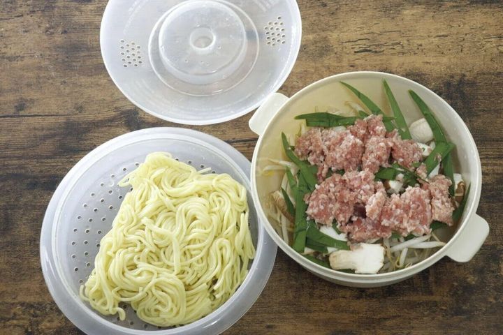 電子レンジ調理器に麺と具材がそれぞれセットされている様子