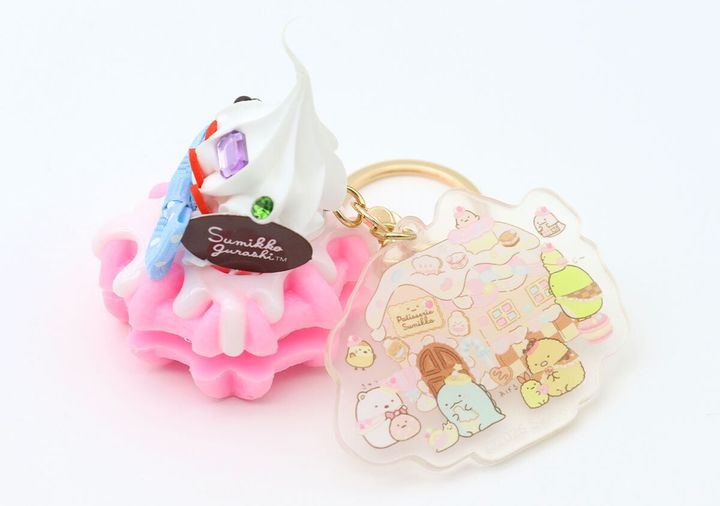 ピンクのワッフルチャームと、すみっコぐらしのお菓子の家デザインのアクリルキーホルダー