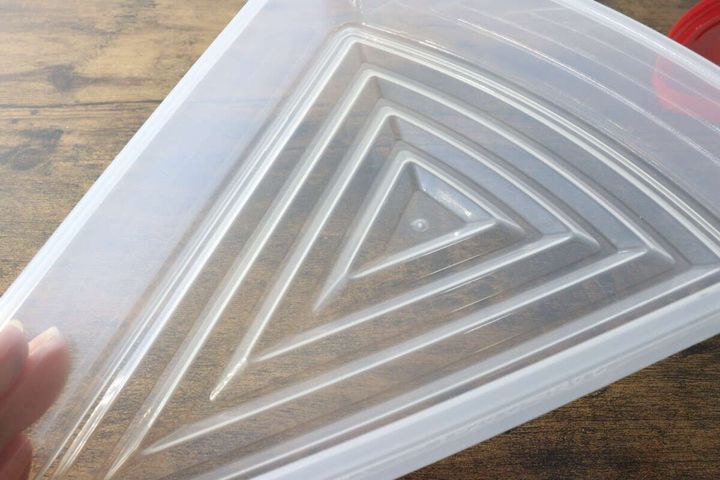 三角形の保存容器の底にある凹凸のアップ