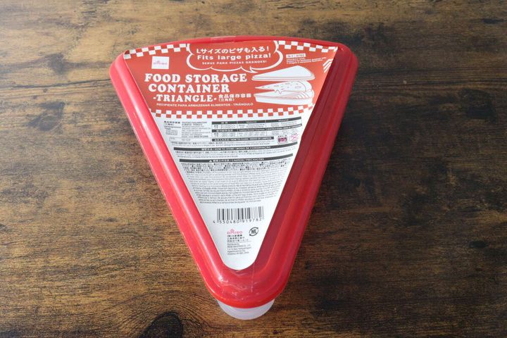 赤いフタの三角形の食品保存容器の裏面全体