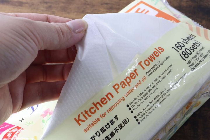 パッケージからキッチンペーパーを1枚引き出している手元