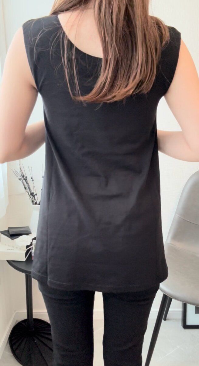黒いトップスとパンツを着た女性の後ろ姿