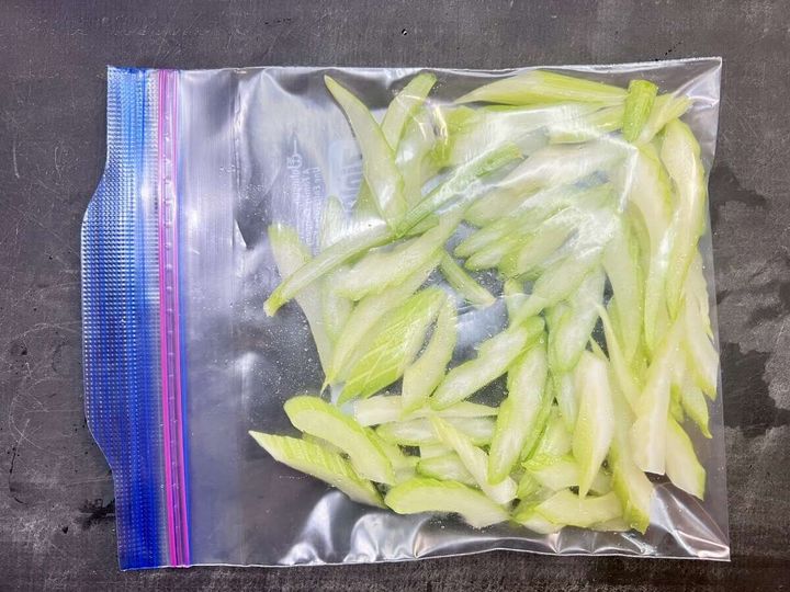 透明な保存袋の中に、斜め薄切りにされたセロリが入れられている俯瞰写真