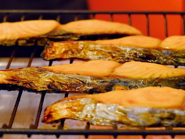 グリルで焼く鮭