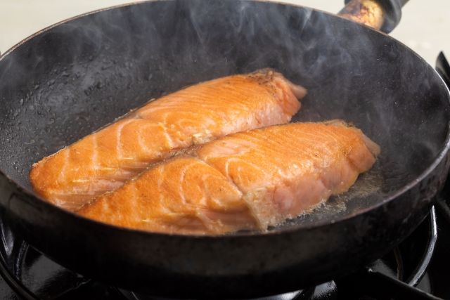 フライパンで鮭を焼く
