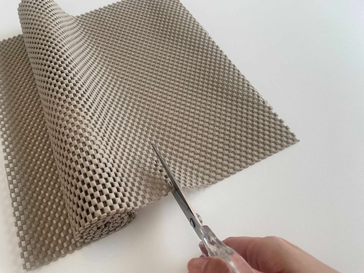 すべり止めシートをリモコンの裏の形に合わせてハサミで切る
