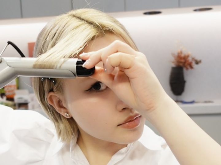 ひと手間でグッとキュートに！外ハネ×耳かけくるりんぱアレンジ【美容師監修ボブヘアアレンジ03TWIGGY.】