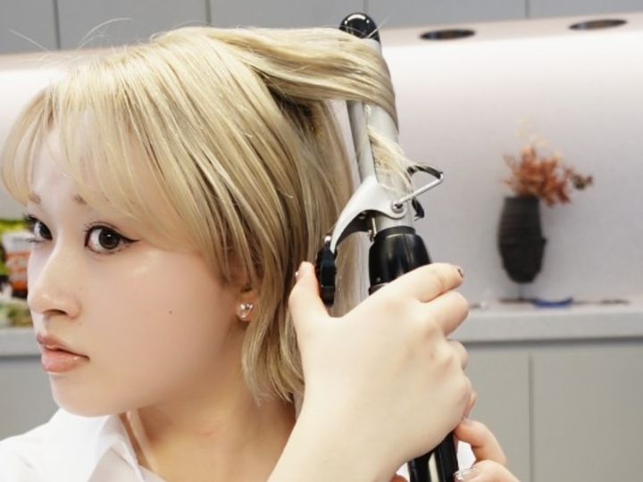 ひと手間でグッとキュートに！外ハネ×耳かけくるりんぱアレンジ【美容師監修ボブヘアアレンジ03TWIGGY.】