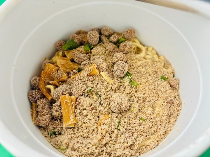 にんにくと醤油がガツン！背徳感のある味わい！【ファミマ】「麺屋極鶏 鶏だく だく郎」