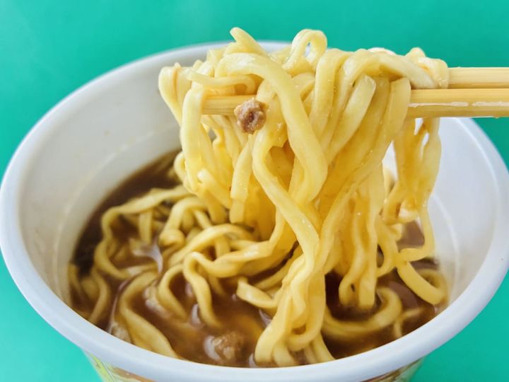 にんにくと醤油がガツン！背徳感のある味わい！【ファミマ】「麺屋極鶏 鶏だく だく郎」