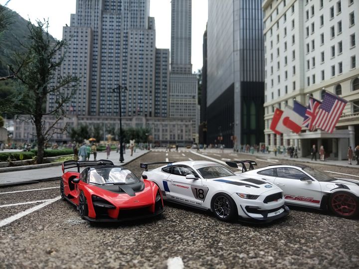 「スケールモデル特別撮影会」高層ビル街ジオラマとスケールモデルのミニカー