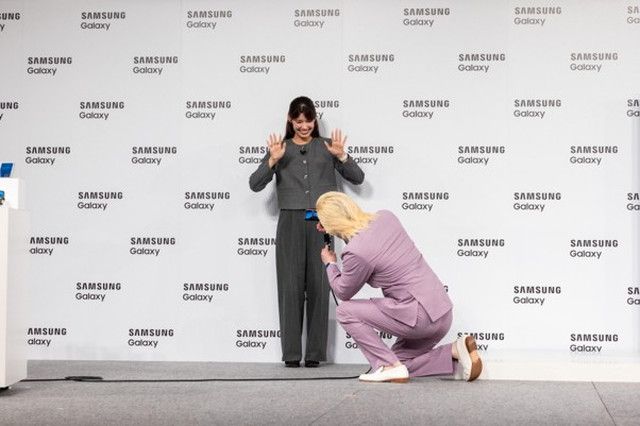 カズレーザーさんが印南さんを撮影する様子