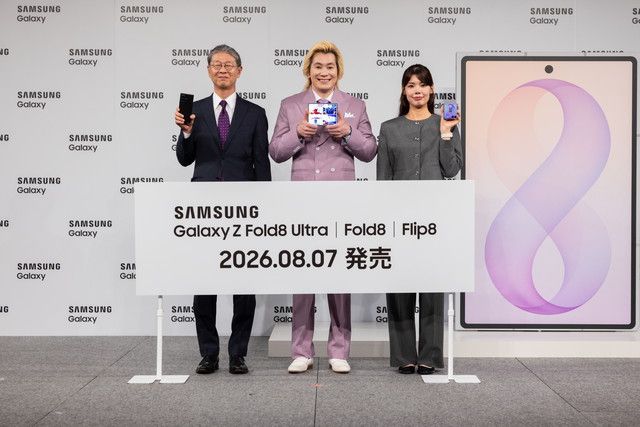 左から）サムスン電子ジャパン株式会社 常務・CMO 小林謙一氏、カズレーザー氏（メイプル超合金）、同社プロダクト担当 印南亜仁加氏