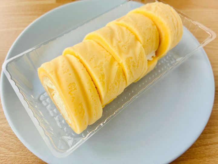 「めちゃくちゃ美味しかった！」「即買いした！」【ファミマ】「東京ばな奈 もっちりクリームロール ダブルバナナ味」