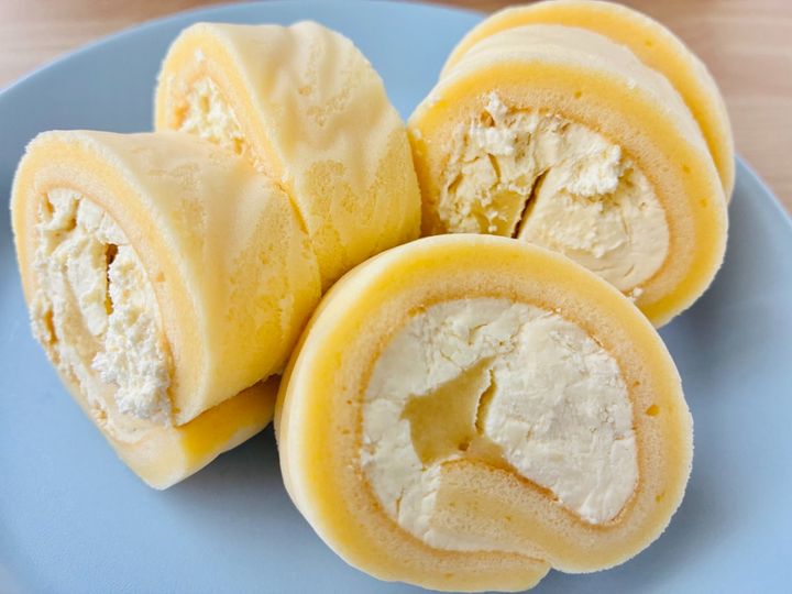 「めちゃくちゃ美味しかった！」「即買いした！」【ファミマ】「東京ばな奈 もっちりクリームロール ダブルバナナ味」