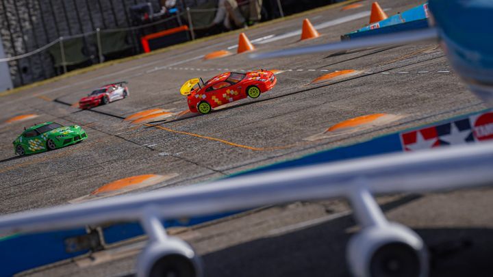 新東京国際空港コースを走るRCツーリングカー